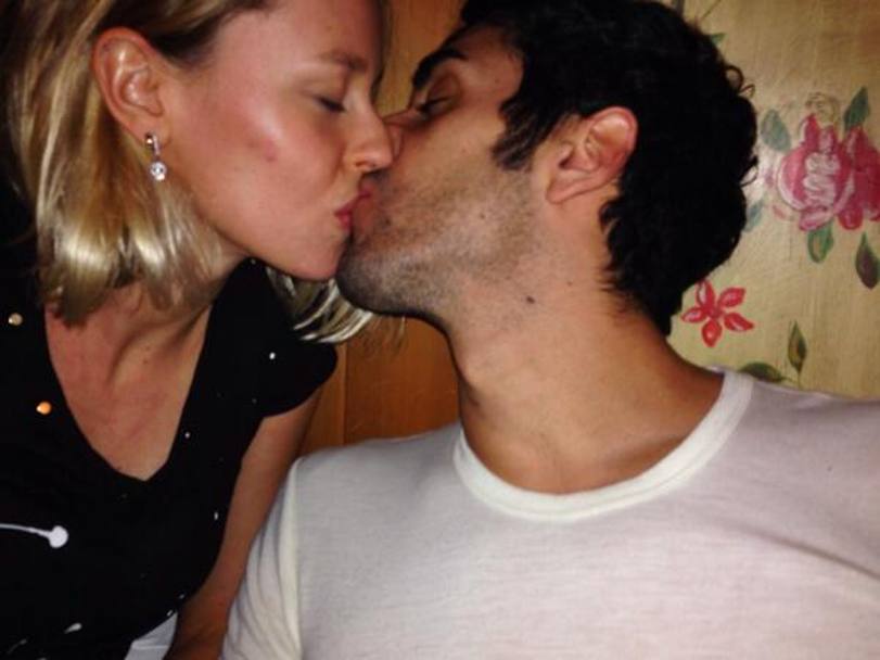 La coppia  molto social e non rinuncia a pubblicare scatti romantici: qui  ritratta in un “selfie” al bacio.